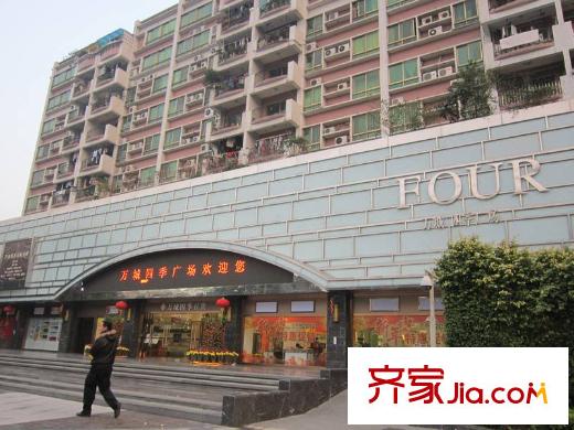 骏御华庭四季广场 离项目约8分钟路程