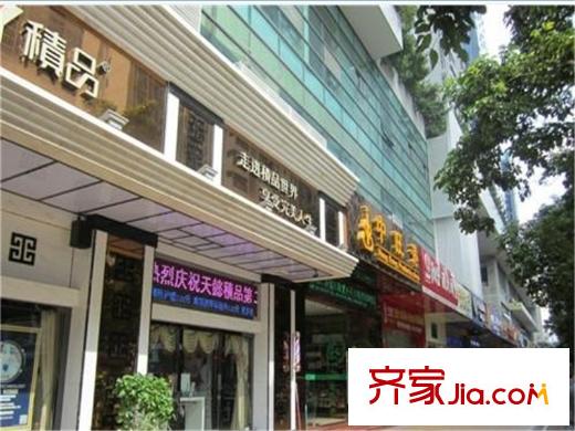 南国公馆距离项目150米远的商业街