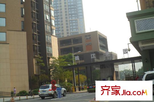 星河湾半岛50米内的珠江花园小区门口