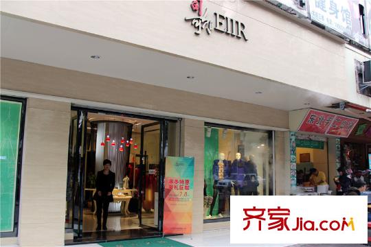 保利学府里向东北880米服装店