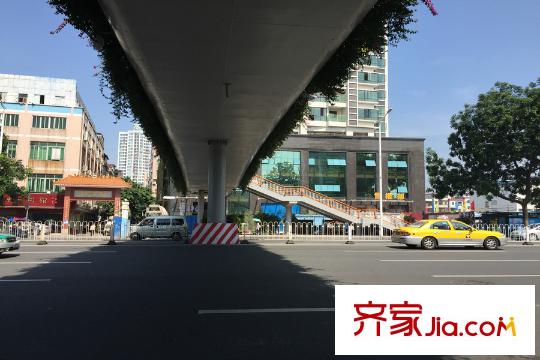 恒洲小苑项目门口的人行天桥