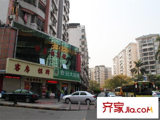 中源御品餐饮酒店,离项目约1分钟路程