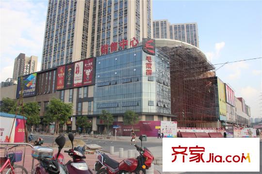 保利・红馆据项目约200米的奥园城市天地