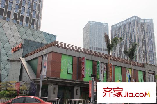 奥园国际中心距离项目步行约5分钟的番禺万达广场