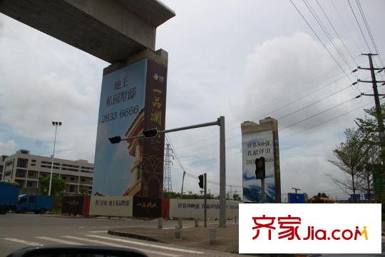 中粮一品澜山花园项目门口正在修缮