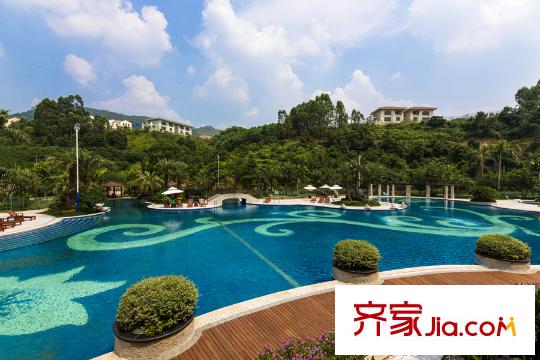 碧桂园山河城小区内部的花园泳池