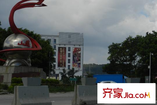 融湖中心城远处为凤凰山