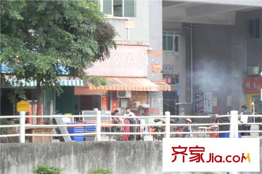 领航城三期旁边的店铺