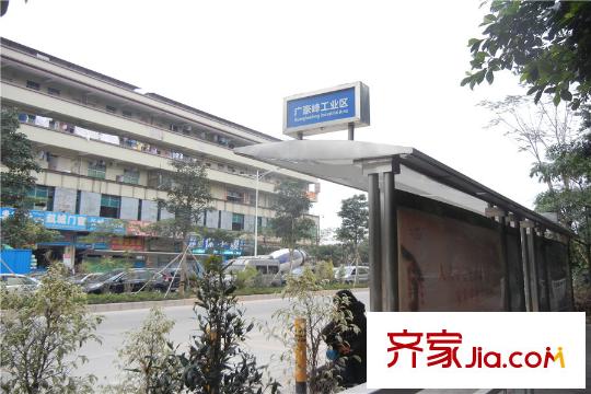 领航城三期旁边的公交站