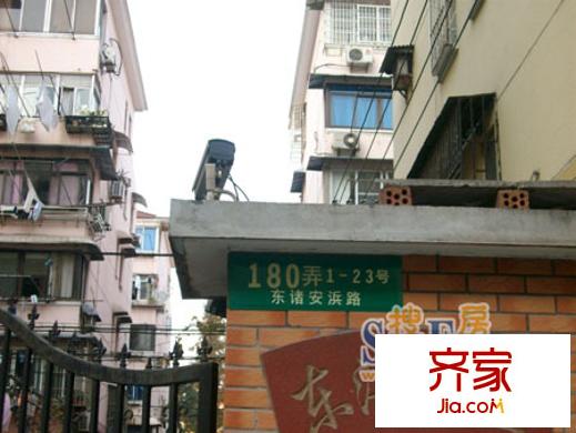 上海一群租房住29人_上海住酒店比租房便宜_上海强拆群租房