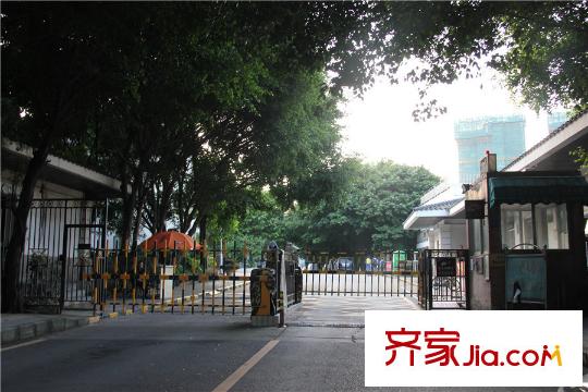 万豪掬月半山距项目20米的月亮山庄