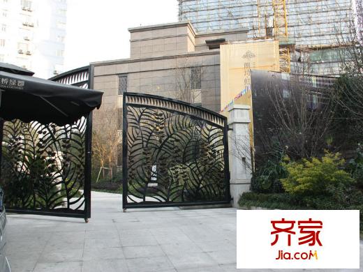 朗诗虹桥绿郡小区西大门(2012-12)