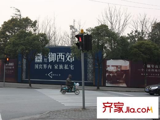 复地御西郊小区外围
