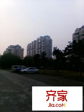 杨泰春城外景图