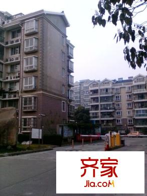 杨泰春城外景图