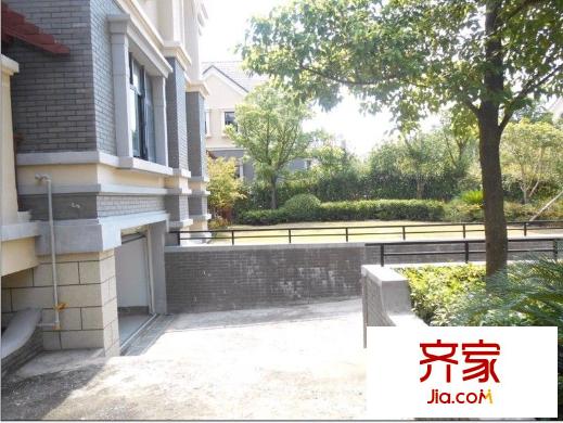 绿地诺丁山别墅外景图