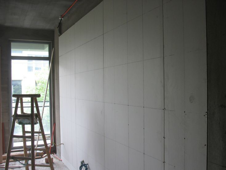 木工继续----隔墙继续,隔墙一面石膏板已封好.