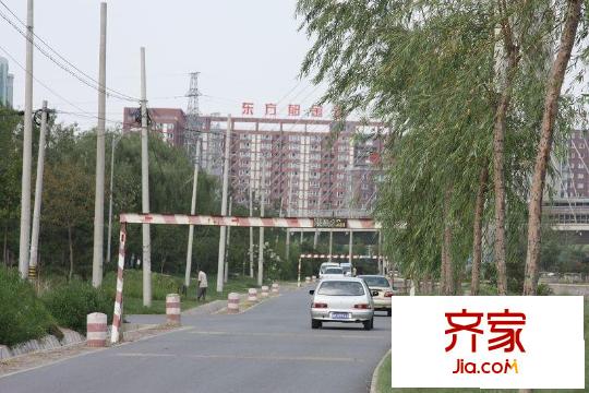 明天第一城5號(hào)院外景圖道路
