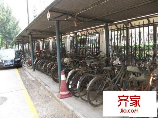 西晴公寓外景图小区车棚