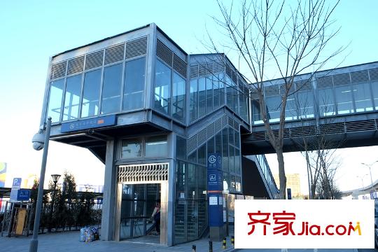 北京时代广场周边配套-地铁站良乡大学城站A1口