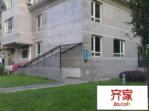 浩鸿园外景图楼下草坪