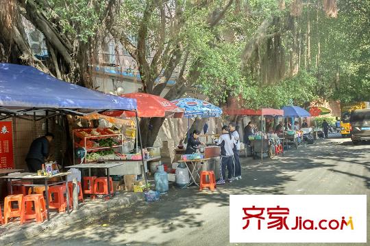 珠江鹅潭湾距离项目约50米的摊档