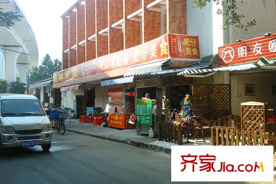 珠江鹅潭湾距离项目约50米的临街食肆