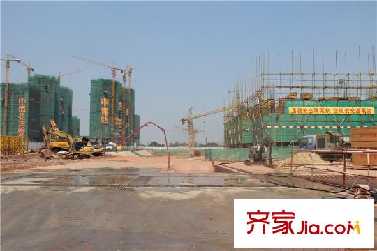 华发中央公园项目一路之隔的中海花湾壹号