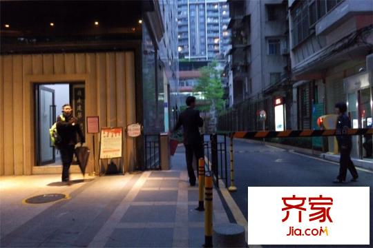 流花君庭小区停车场入口夜景(2015-3-26)