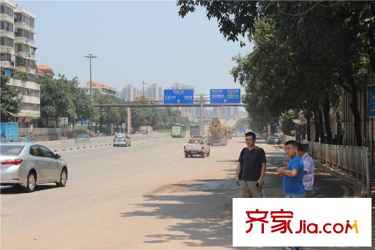 葛洲坝・保利曼城街道,距离项目约200米