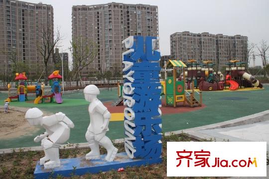 萬科城東面綠軸體育公園兒童游樂場(chǎng)
