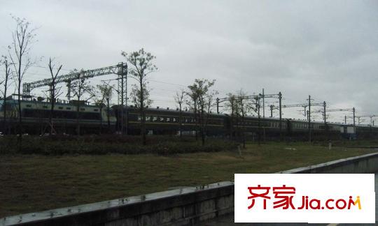 雅戈?duì)栭L島花園向北約500米鐵路