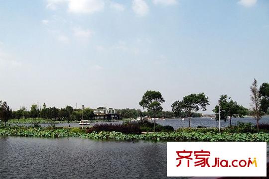 萬象府南側(cè)馬路對面日湖公園