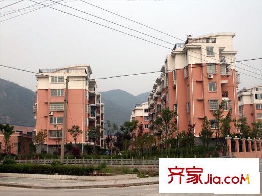 雅戈?duì)栂愫撑涮讏D東側(cè)小白山水小區(qū)