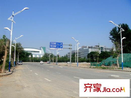招商鉆石山別墅配套圖進(jìn)入小區(qū)的入口道路