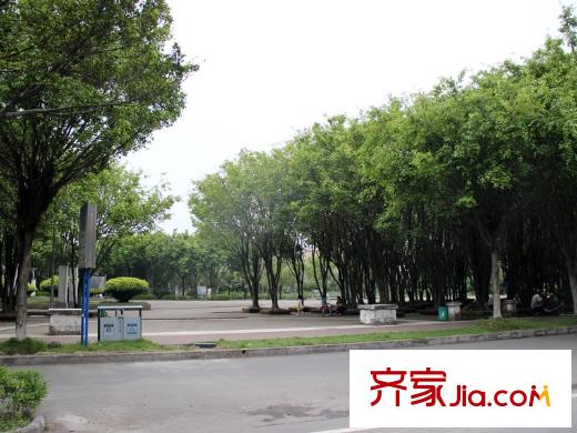 凯德・新平方米项目旁广场路上配套