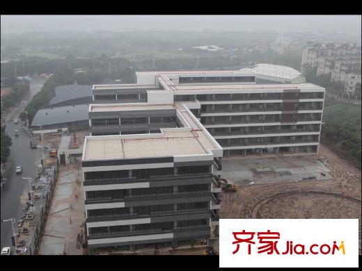 江山国际离小区50米远的高中