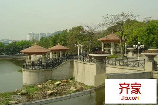 富豪山庄小区内聚龙湖亭子