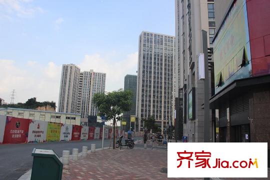奥园城市天地距离项目约50米的楼下商铺