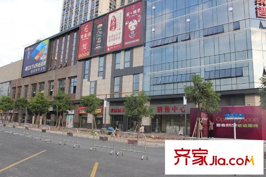 奥园城市天地距离项目约50米的楼下商铺