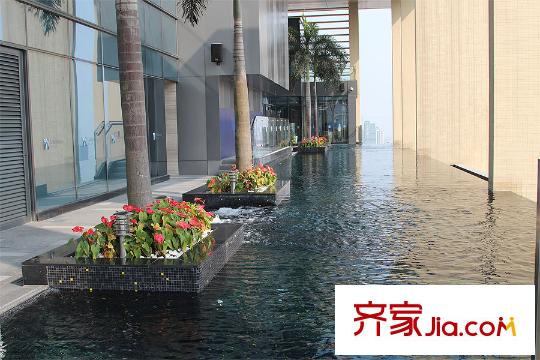 越秀・星汇御府小区37层无边际游泳池