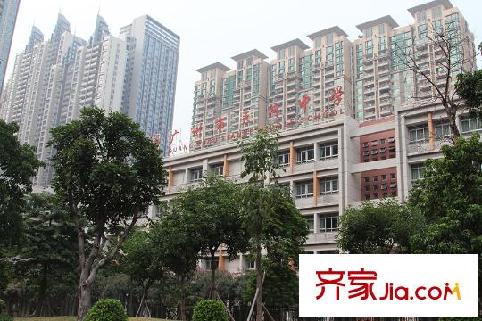 尚东柏悦府项目距离项目300米的天河中学