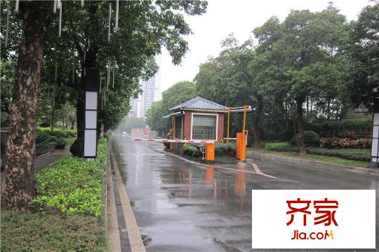 东湖映月小区入口实景(2014-12-5)