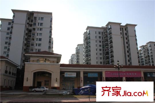 金沙御苑对面的祈福水城,距离项目约20米