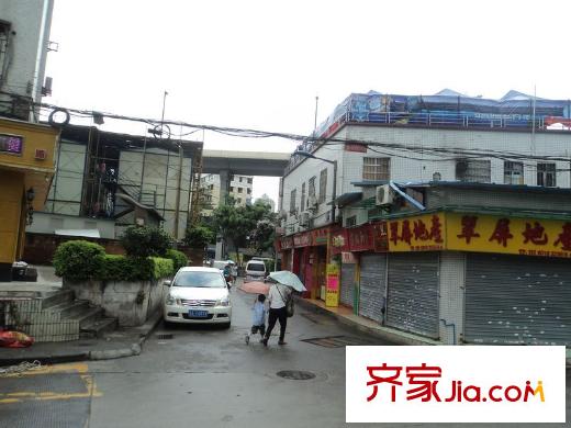 翠屏・瀚宇贵都二期小区正门对面的街道(距离项目10米)