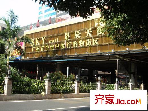 东山月府距离项目100米的空中购物街