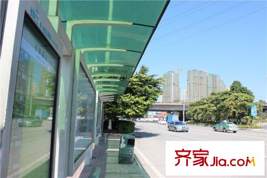 珑・翠石壁路口公交站,距离项目大约400多米
