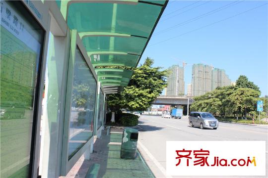珑・翠石壁路口公交站,距离项目大约400多米