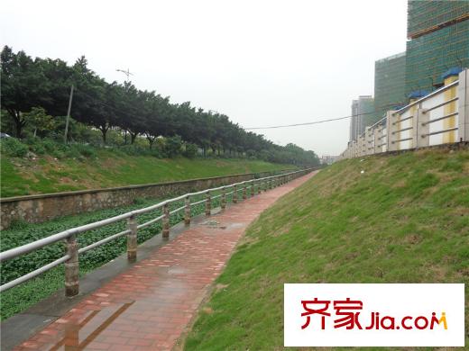 珠江岭南苑距离项目30米的溪流