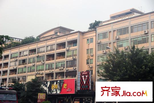 尚岛国际离项目大约100米左右的商店